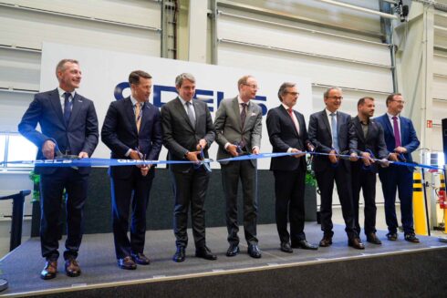 V.l.n.r.: Nico Danneberg, Geschäftsführer GDELS-FWW; Jason Aiken, Executive Vice President Combat and Mission Systems bei General Dynamics; Antonio Bueno, Präsident GDELS; Jochen Schulte, Staatssekretär im Wirtschaftsministerium MV; Jens Plötner, Staatssekretär im BMVg; Dr. Thomas Kauffmann, GDELS-Vertriebsvorstand u. Geschäftsführer GDELS–Deutschland; Nico Klose, OB Neubrandenburg; Dr. Christian Kauth, Geschäftsführer GDELS–Deutschland.  (Foto: GDELS)