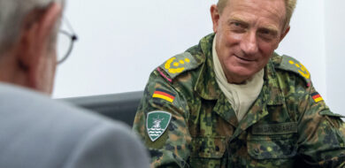 Generalleutnant_von_Sandrart_im_Interview_mit_Oberst_a.D._Horst_PAO_MNCNE