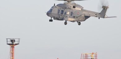 Bereitmachen zum Entern: ein französischer Marinehubschrauber über dem Schattenflottentanker Grinch im Mittelmeer.