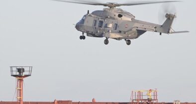 Bereitmachen zum Entern: ein französischer Marinehubschrauber über dem Schattenflottentanker Grinch im Mittelmeer.