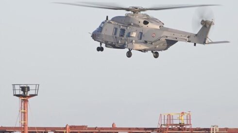 Bereitmachen zum Entern: ein französischer Marinehubschrauber über dem Schattenflottentanker Grinch im Mittelmeer.