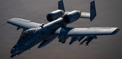 Eine A-10C Thunderbolt II im Einsatz am Persischen Golf. Unter den Tragflächen sind ein Luft-Boden-Flugkörper AGM-65 Maverick, ein Behälter mit sieben lasergelenkten 70-mm-Raketen APKWS und zwei Luft-Luft-Lenkwaffen AIM-9 Sidewinder vermutlich zum Einsatz gegen iranische Drohnen zu erkennen.