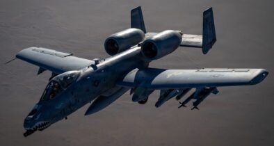 Eine A-10C Thunderbolt II im Einsatz am Persischen Golf. Unter den Tragflächen sind ein Luft-Boden-Flugkörper AGM-65 Maverick, ein Behälter mit sieben lasergelenkten 70-mm-Raketen APKWS und zwei Luft-Luft-Lenkwaffen AIM-9 Sidewinder vermutlich zum Einsatz gegen iranische Drohnen zu erkennen.