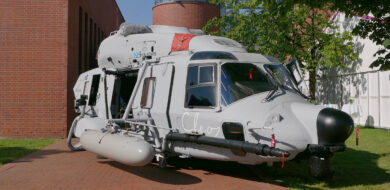 Gezeigt wird auch ein NH-90 mit potentiellen Anbaumöglichkeiten für Spezialoperationen ( Foto HHK/Fritsch)