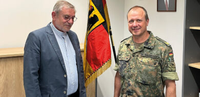 Brigadegeneral Dr. Volker Bauersachs im Gespräch mit Chefredakteur Michael Horst. (Foto  © MRV/Horst)