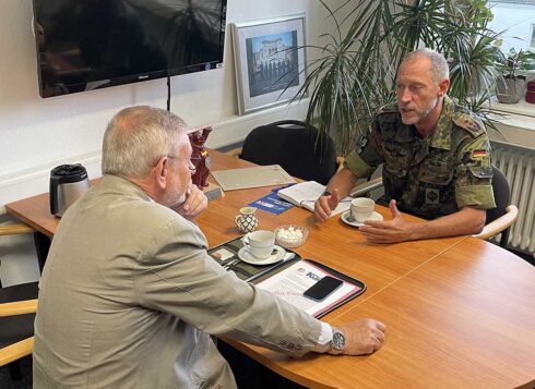 Oberst Stephan Saalow im Gespräch mit Oberst a. D. Michael Horst, Chefredakteur „Hardthöhenkurier“. (Foto © MRV)