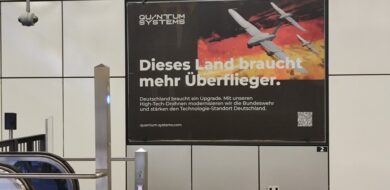 Die Kampagne von Quantum-Systems ist bereits im Berliner Stadtbild zu sehen, hier im Hauptbahnhof.