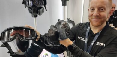 Das MITRE-System von Avon Protection besteht aus einer kompakten Halbmaske und einer Schutzbrille mit elektrischen Komponenten.