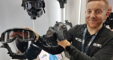 Das MITRE-System von Avon Protection besteht aus einer kompakten Halbmaske und einer Schutzmaske mit elektrischen Komponenten.