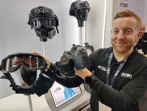 Das MITRE-System von Avon Protection besteht aus einer kompakten Halbmaske und einer Schutzbrille mit elektrischen Komponenten.