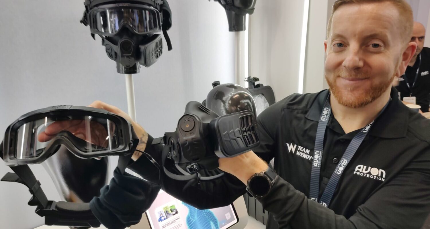 Das MITRE-System von Avon Protection besteht aus einer kompakten Halbmaske und einer Schutzbrille mit elektrischen Komponenten.