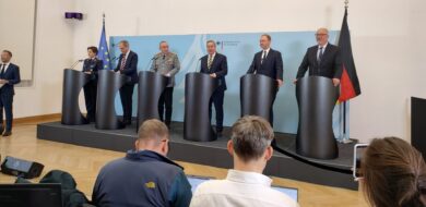 Bundesverteidigungsminister Boris Pistorius (3. v. r.) bei der Vorstellung der neuen strategischen Grundlagendokumente für die Bundeswehr in Berlin.