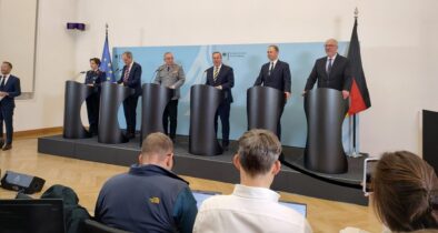 Bundesverteidigungsminister Boris Pistorius (3. v. r.) bei der Vorstellung der neuen strategischen Grundlagendokumente für die Bundeswehr in Berlin.