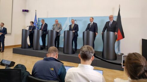 Bundesverteidigungsminister Boris Pistorius (3. v. r.) bei der Vorstellung der neuen strategischen Grundlagendokumente für die Bundeswehr in Berlin.