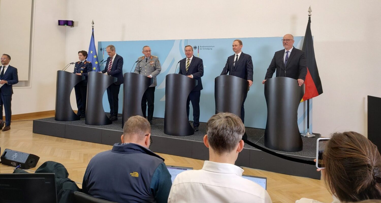 Bundesverteidigungsminister Boris Pistorius (3. v. r.) bei der Vorstellung der neuen strategischen Grundlagendokumente für die Bundeswehr in Berlin.