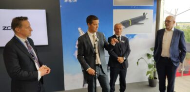 Stale Mortensson und Harald Aarø (1. u. 3. v. l.) von Kongsberg sowie Tom Kanewske und Chris Edgette (2. u. 4. v. l.) bei der Pressekonferenz zur Übernahme auf der ILA in Berlin.