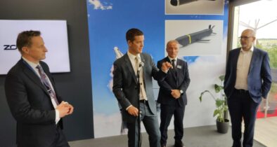 Stale Mortensson und Harald Aarø (1. u. 3. v. l.) von Kongsberg sowie Tom Kanewske und Chris Edgette (2. u. 4. v. l.) bei der Pressekonferenz zur Übernahme auf der ILA in Berlin.
