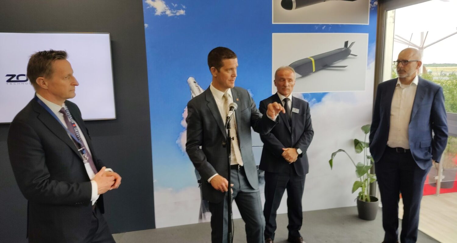 Stale Mortensson und Harald Aarø (1. u. 3. v. l.) von Kongsberg sowie Tom Kanewske und Chris Edgette (2. u. 4. v. l.) bei der Pressekonferenz zur Übernahme auf der ILA in Berlin.