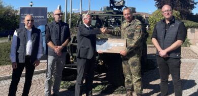 Übergabe des ersten Luftlande-Einsatzfahrzeugs Tahr von Jörg Kamper, Geschäftsführer FTS, an Brigadegeneral Andreas Kühne, Kommandeur KSK (3. u. 4. v. l.).
