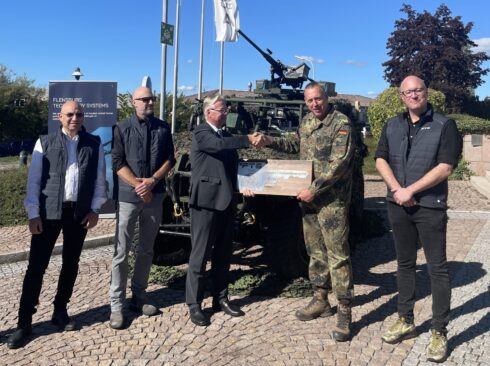 Übergabe des ersten Luftlande-Einsatzfahrzeugs Tahr von Jörg Kamper, Geschäftsführer FTS, an Brigadegeneral Andreas Kühne, Kommandeur KSK (3. u. 4. v. l.).