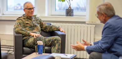 Brigadegeneral Kay Brinkmann im Gespräch mit Chefredakteur HHK, Michael Horst. (Foto © Eurocorps)