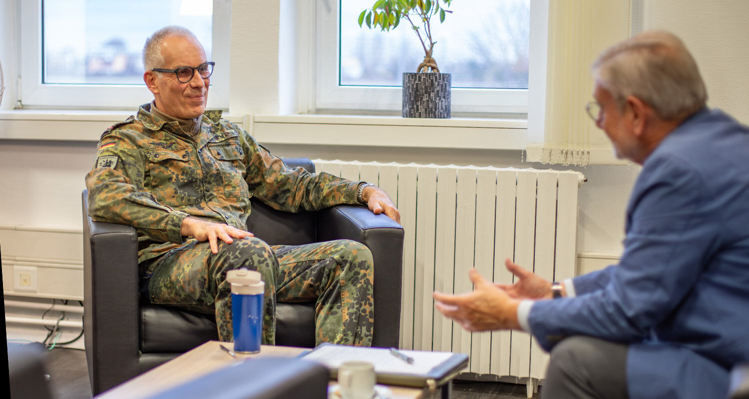 Brigadegeneral Kay Brinkmann im Gespräch mit Chefredakteur HHK, Michael Horst. (Foto © Eurocorps)