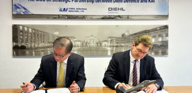 Kang Goo-Young (KAI CEO, l.), Dr. Harald Buschek (Diehl Defence CPO, r.)
© Diehl Defence