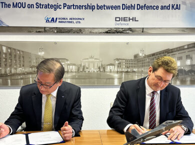 Kang Goo-Young (KAI CEO, l.), Dr. Harald Buschek (Diehl Defence CPO, r.)
© Diehl Defence