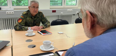 Intensives Gespräch zwischen Brigadegeneral Richert und Oberst a. D. Horst. (Foto © MRV)