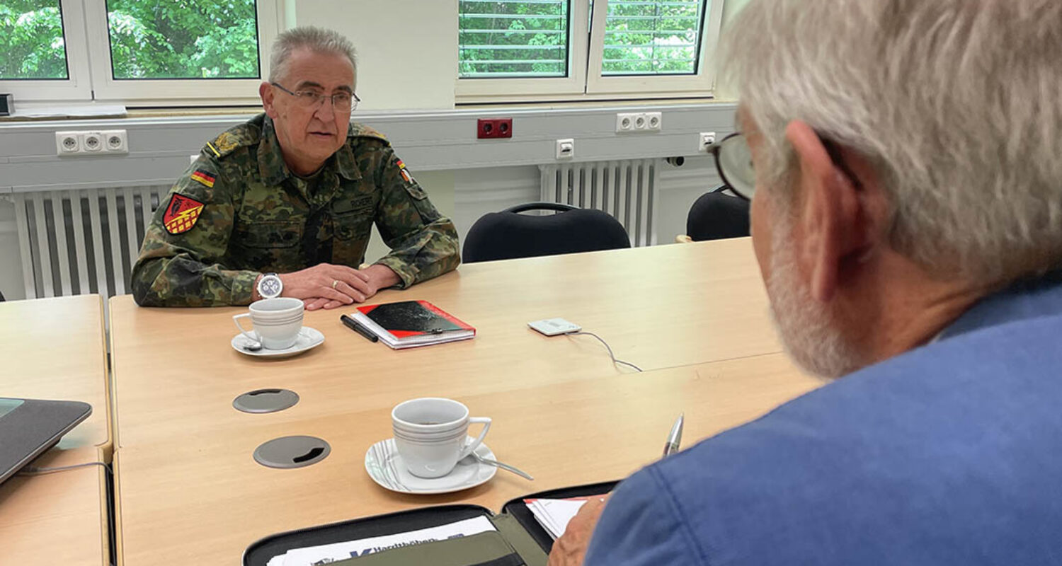 Intensives Gespräch zwischen Brigadegeneral Richert und Oberst a. D. Horst. (Foto © MRV)
