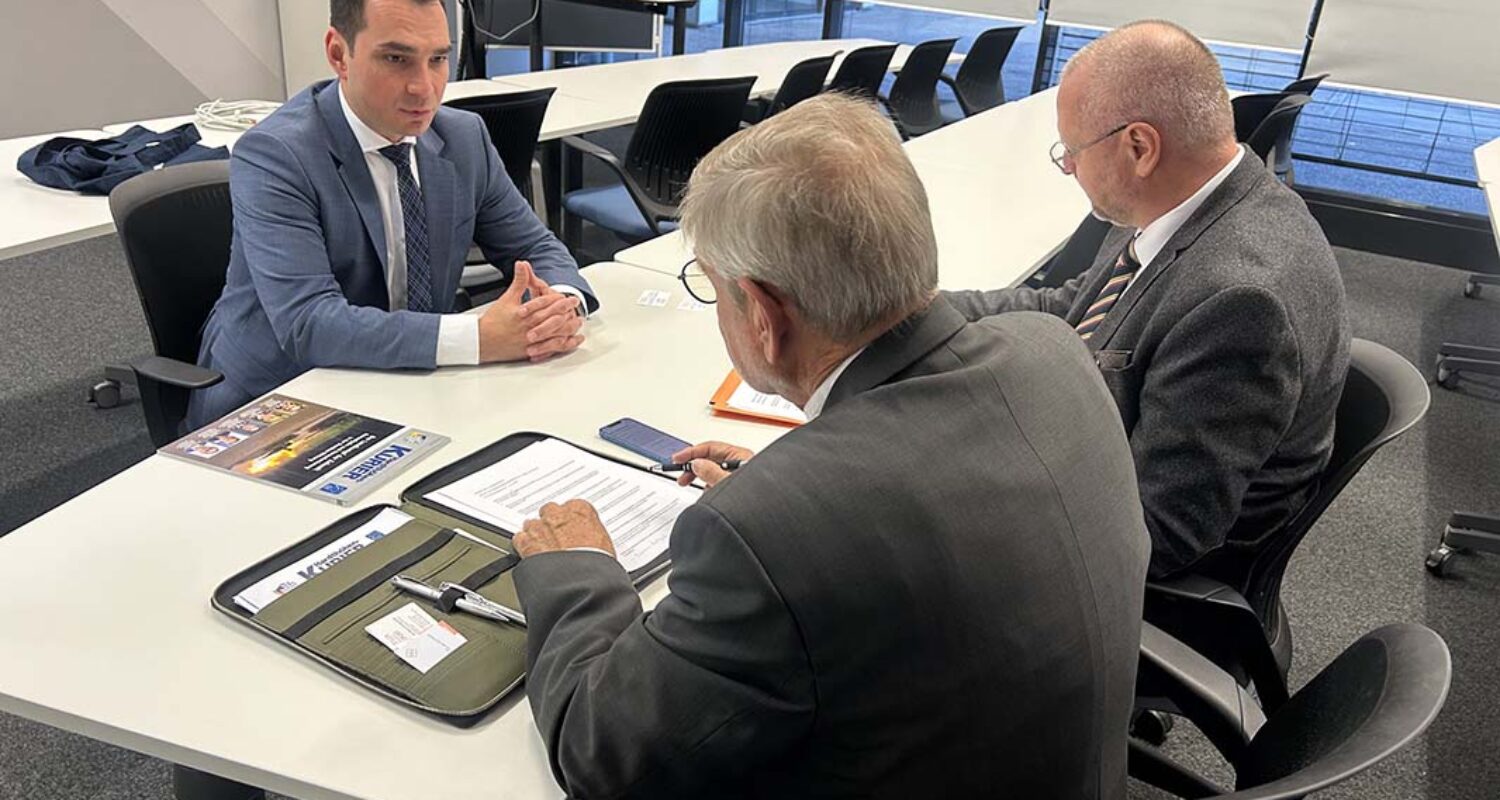 Alexander Philipp, Geschäftsführer der Rohde & Schwarz Vertriebs GmbH, im Gespräch mit Michael Horst und Wolfgang Gelpke (Foto © MRV)