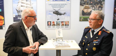 Auf dem Stand des Mittler Report Verlages stellte sich der Vorsitzende von AFCEA Bonn, Generalmajor Armin Fleischmann, den Fragen von Burghard Lindhorst (Foto © MRV/Socrates Tassos)