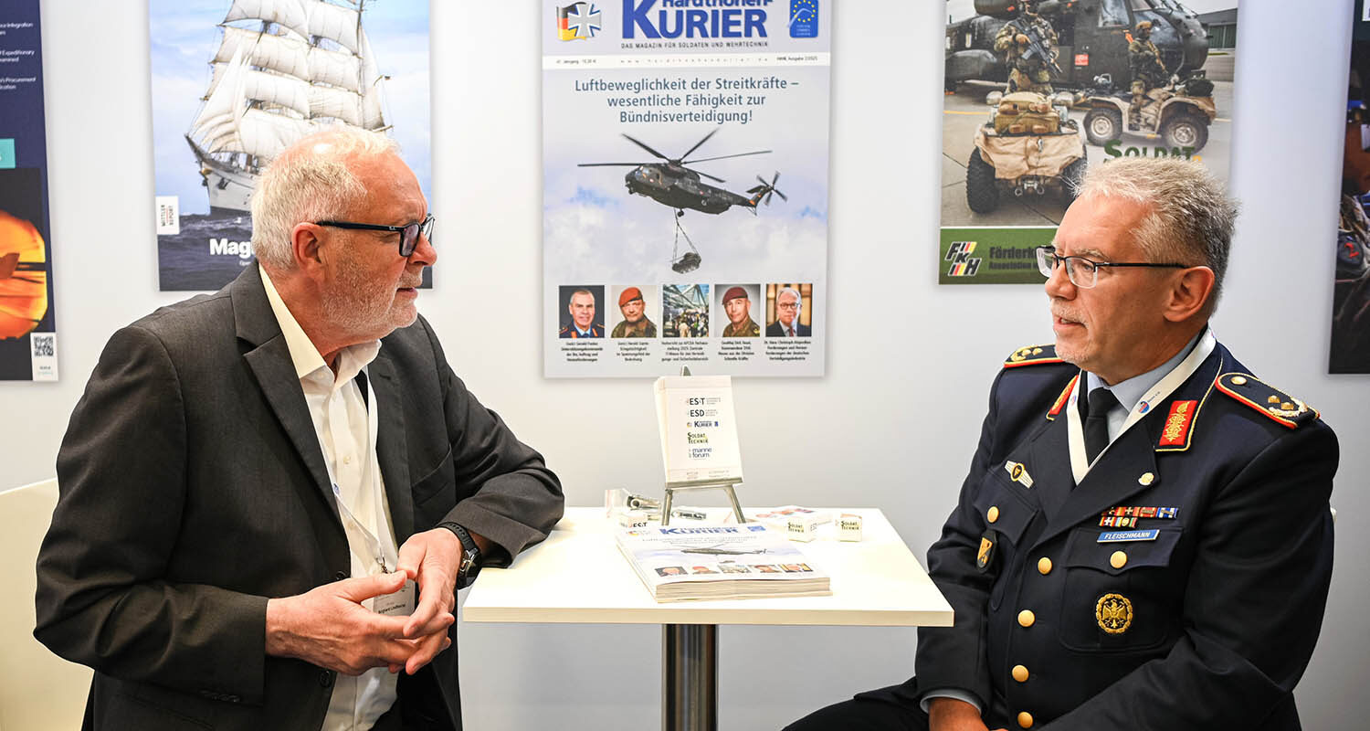 Auf dem Stand des Mittler Report Verlages stellte sich der Vorsitzende von AFCEA Bonn, Generalmajor Armin Fleischmann, den Fragen von Burghard Lindhorst (Foto © MRV/Socrates Tassos)