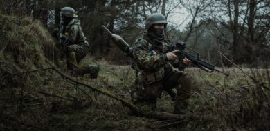 Infanteristisches Training im Wald: Taktische Ausbildung der Ukrainer durch Ausbilder des Special Training Commands mit Fokus auf infanteristische Gefechtsführung.