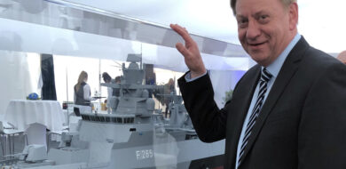 Ingo Gädechens MdB Pressebild vor Schiffsmodelweb