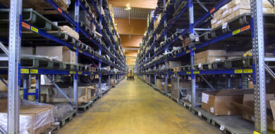 Im Projekt ZEBEL handelt es sich im Wesentlichen um Einzelverbrauchsgüter, die in der Zentrallogistik der Bundeswehr bevorratet und dem Logistikdienstleister auf Anforderung bereitgestellt werden. Dieser lagert die Güter in einer von ihm zu betreibenden eigenen Lagereinrichtung im Sinne eines Kommissionierlagers ein. (Foto © Bundeswehr / PIZ Ausrüstung, Informationstechnik und Nutzung)