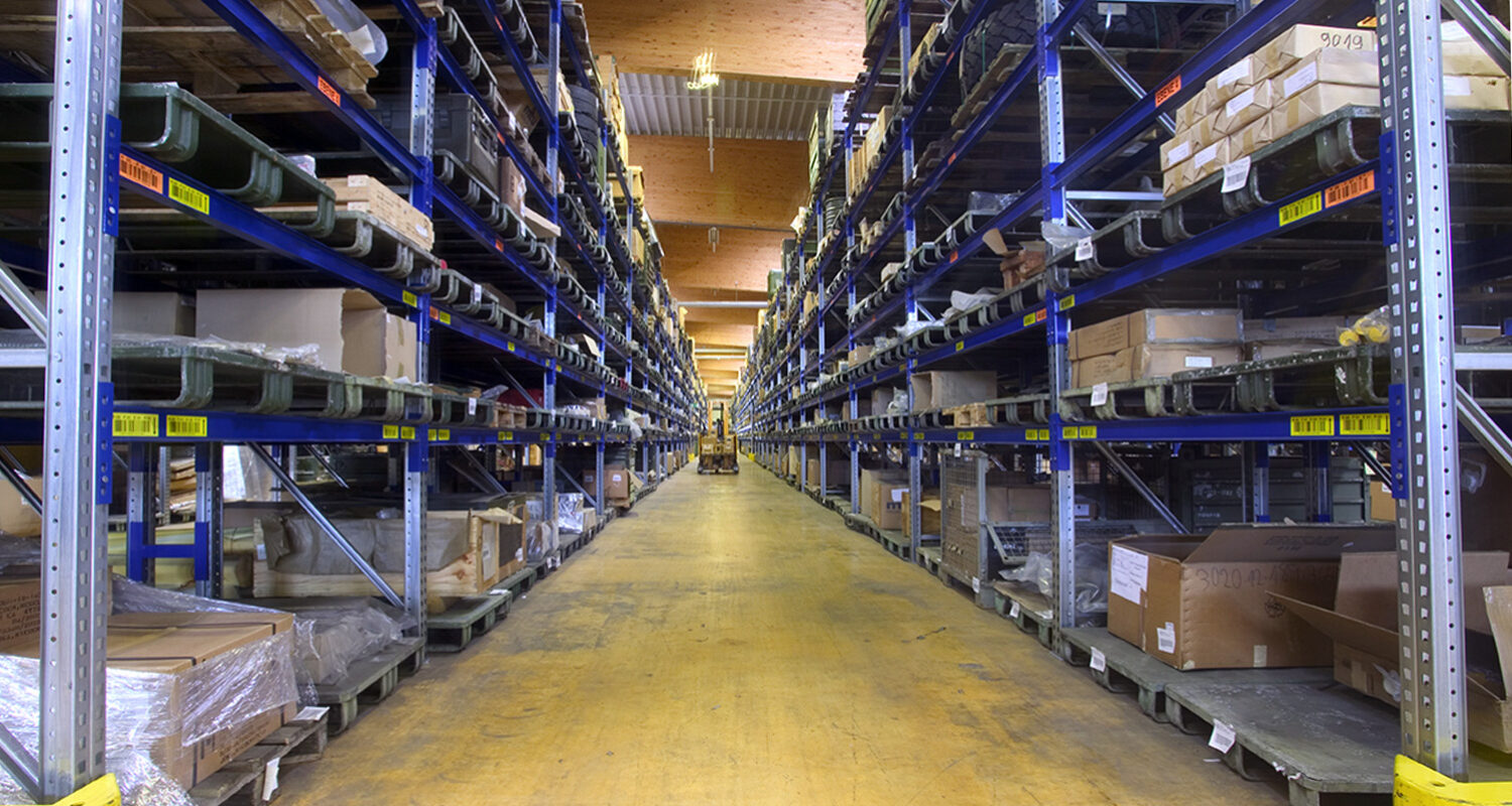 Im Projekt ZEBEL handelt es sich im Wesentlichen um Einzelverbrauchsgüter, die in der Zentrallogistik der Bundeswehr bevorratet und dem Logistikdienstleister auf Anforderung bereitgestellt werden. Dieser lagert die Güter in einer von ihm zu betreibenden eigenen Lagereinrichtung im Sinne eines Kommissionierlagers ein. (Foto © Bundeswehr / PIZ Ausrüstung, Informationstechnik und Nutzung)