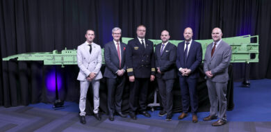 V.l.n.r.: Stephen Schmidt (Boeing), Alan Carson (ESG Elektroniksystem- und Logistik-GmbH, FKpt Björn Malmus (BAAINBw), David Barnes (Boeing), Michael von Puttkamer (Lufthansa Technik), Matt Kaslik (Boeing). Foto: Boeing.