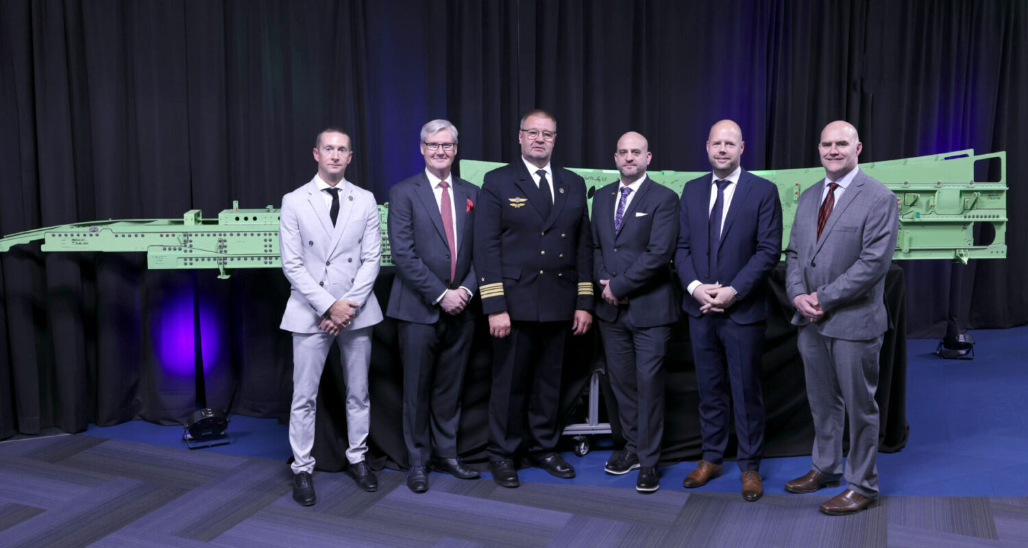 V.l.n.r.: Stephen Schmidt (Boeing), Alan Carson (ESG Elektroniksystem- und Logistik-GmbH, FKpt Björn Malmus (BAAINBw), David Barnes (Boeing), Michael von Puttkamer (Lufthansa Technik), Matt Kaslik (Boeing). Foto: Boeing.