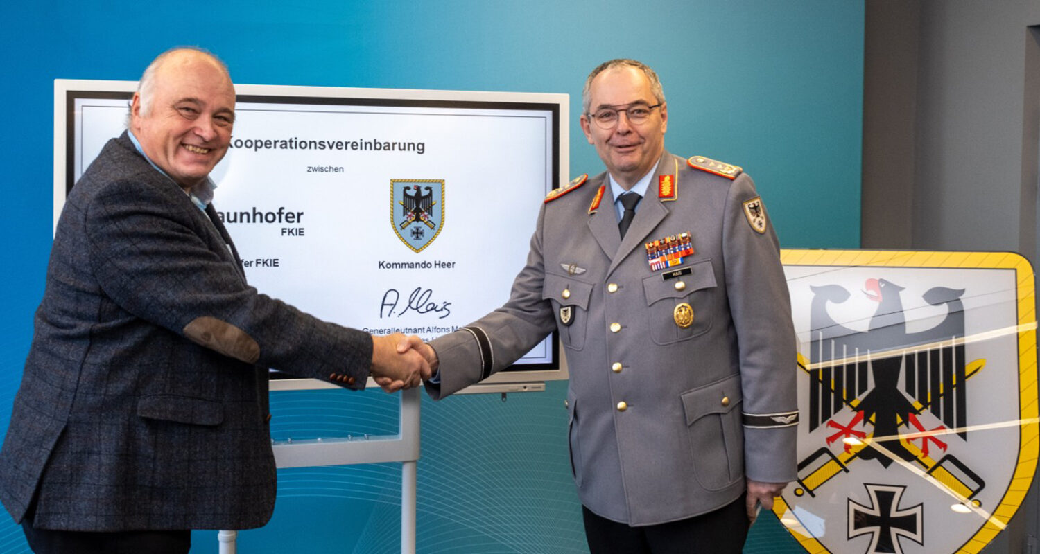 Intensivieren ihre Zusammenarbeit: Professor Peter Martini, Leiter des Fraunhofer FKIE, und der Inspekteur des Heeres, Generalleutnant Alfons Mais. (Foto © Fraunhofer FKIE/Frank Homann)