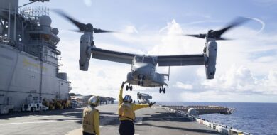 Ein MV-22 Osprey Kipprotorflugzeug des U.S. Marine Corps über dem Amphibienträger USS Tripoli, der aktuell für einen möglichen Einsatz im Irankrieg Richtung Naher Osten verlegt.