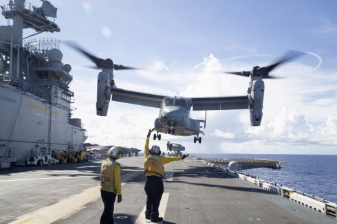 Ein MV-22 Osprey Kipprotorflugzeug des U.S. Marine Corps über dem Amphibienträger USS Tripoli, der aktuell für einen möglichen Einsatz im Irankrieg Richtung Naher Osten verlegt.