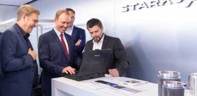Live-Demonstration laserbasierter Drohnenabwehr auf der ILA (v.l.n.r.): Jan-Patrick Helmsen (CSO, STARK Defence), Nils Hilmer (Staatssekretär im Bundesministerium der Verteidigung), Uwe Horstmann (CEO, STARK Defence), Dr.-Ing. Marius Lammers (CEO, INLEAP Photonics) (Foto © STARK Defence)