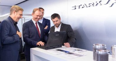 Live-Demonstration laserbasierter Drohnenabwehr auf der ILA (v.l.n.r.): Jan-Patrick Helmsen (CSO, STARK Defence), Nils Hilmer (Staatssekretär im Bundesministerium der Verteidigung), Uwe Horstmann (CEO, STARK Defence), Dr.-Ing. Marius Lammers (CEO, INLEAP Photonics) (Foto © STARK Defence)