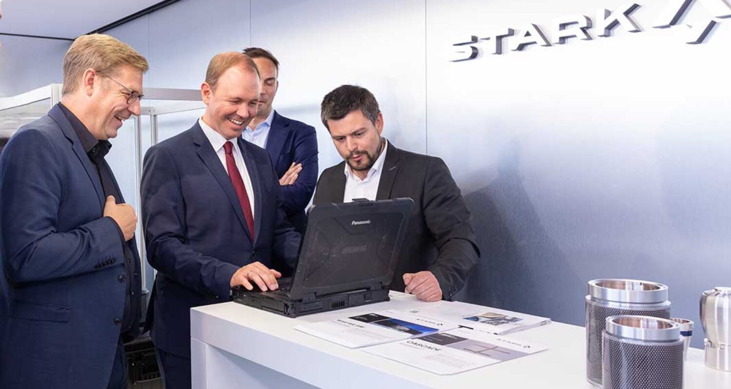 Live-Demonstration laserbasierter Drohnenabwehr auf der ILA (v.l.n.r.): Jan-Patrick Helmsen (CSO, STARK Defence), Nils Hilmer (Staatssekretär im Bundesministerium der Verteidigung), Uwe Horstmann (CEO, STARK Defence), Dr.-Ing. Marius Lammers (CEO, INLEAP Photonics) (Foto © STARK Defence)