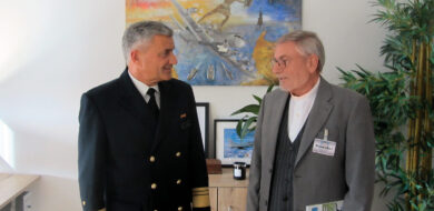 Vizeadmiral Frank Lenski im Gespräch mit Chefredakteur Hardthöhenkurier Michael Horst.