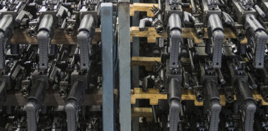 Ein Vorrat an Negev UX LMGs, bereit zur Auslieferung. [IWI]