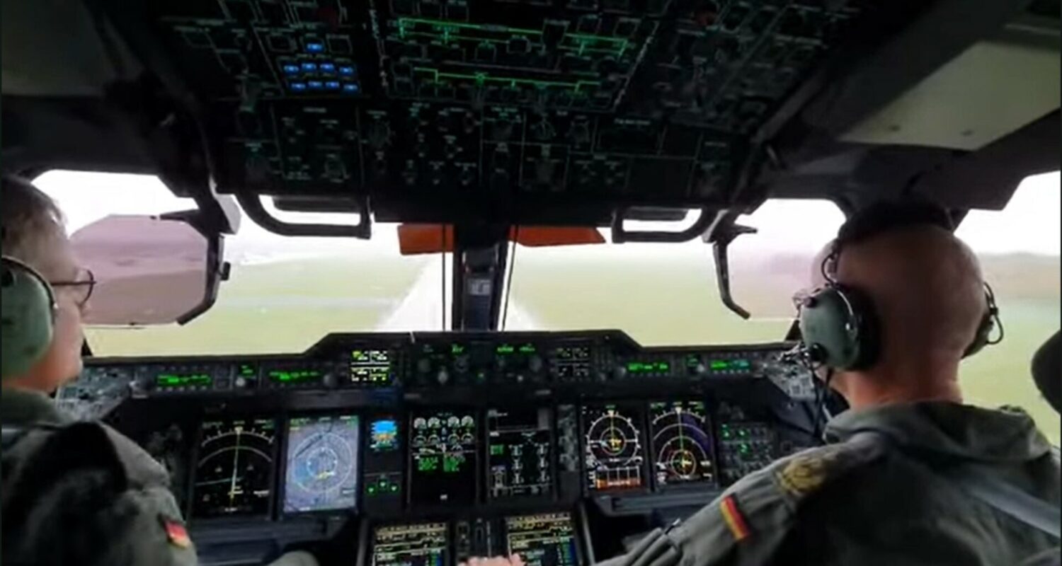 Blick ins Cockpit einer A400M bei der Landung nach erfolgter Luftbetankung.