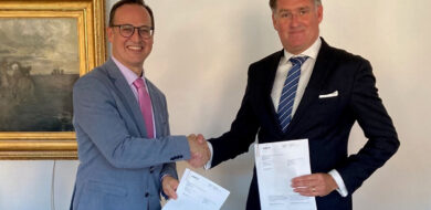 Dr. Christian Kauth, Vice President und Geschäftsführer GDELS–Bridge Systems (links) und Brigadegeneral Jonas Lotsne, FMV (Bildquelle: FMV)