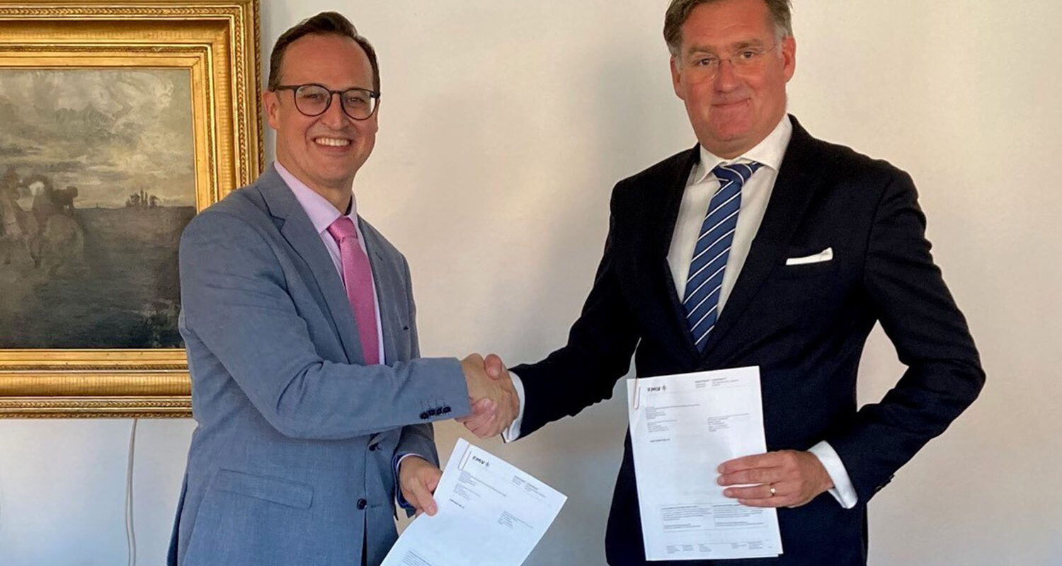 Dr. Christian Kauth, Vice President und Geschäftsführer GDELS–Bridge Systems (links) und Brigadegeneral Jonas Lotsne, FMV (Bildquelle: FMV)